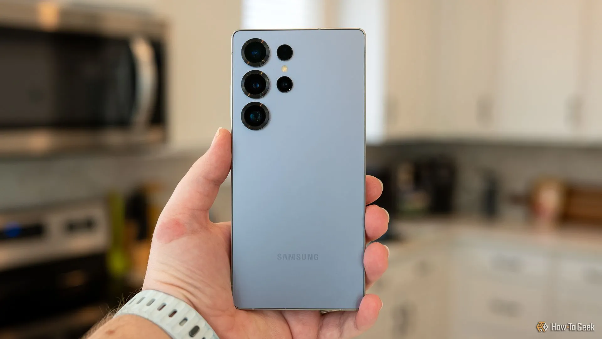 Mặt lưng của Samsung Galaxy S25 Ultra với hệ thống camera đa ống kính, bao gồm cả camera telephoto.