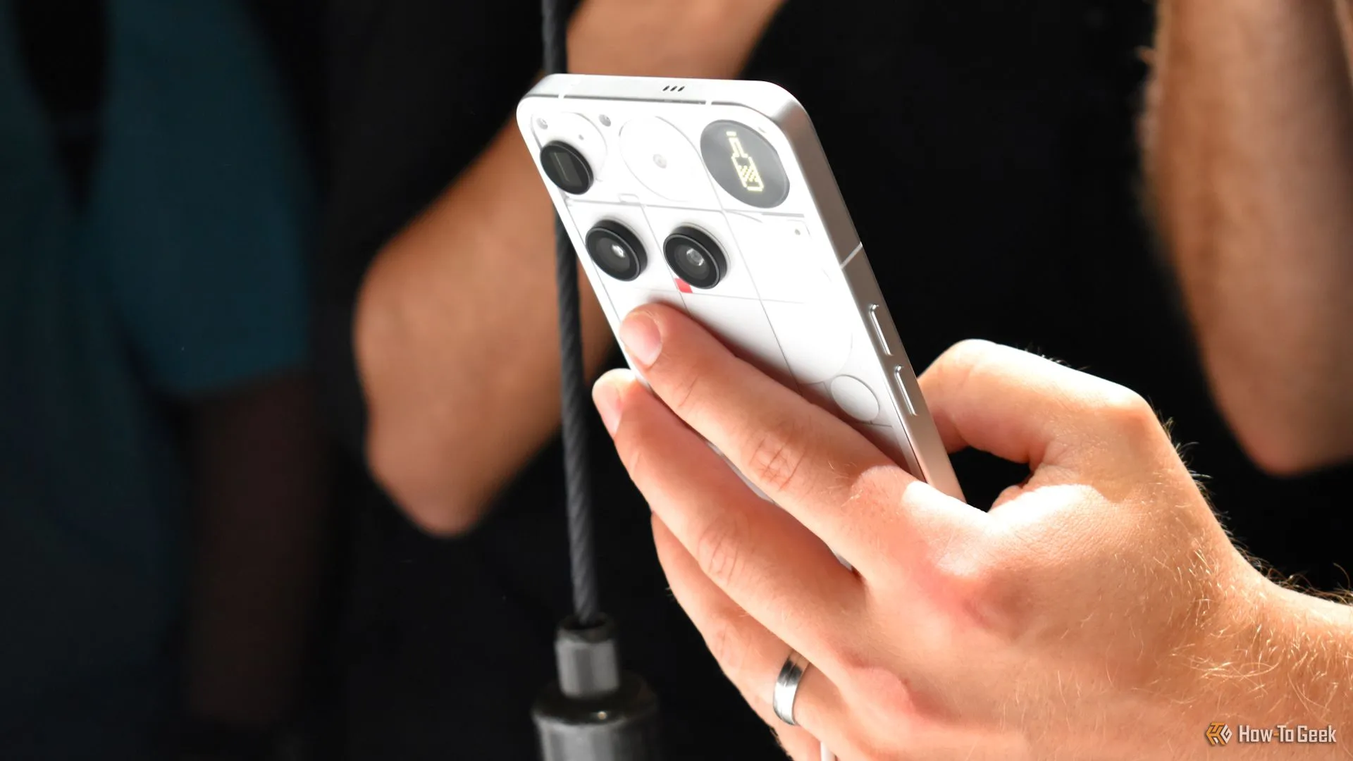 Mặt lưng Nothing Phone (3) phiên bản màu trắng tại buổi ra mắt, nổi bật với hệ thống Glyph Matrix