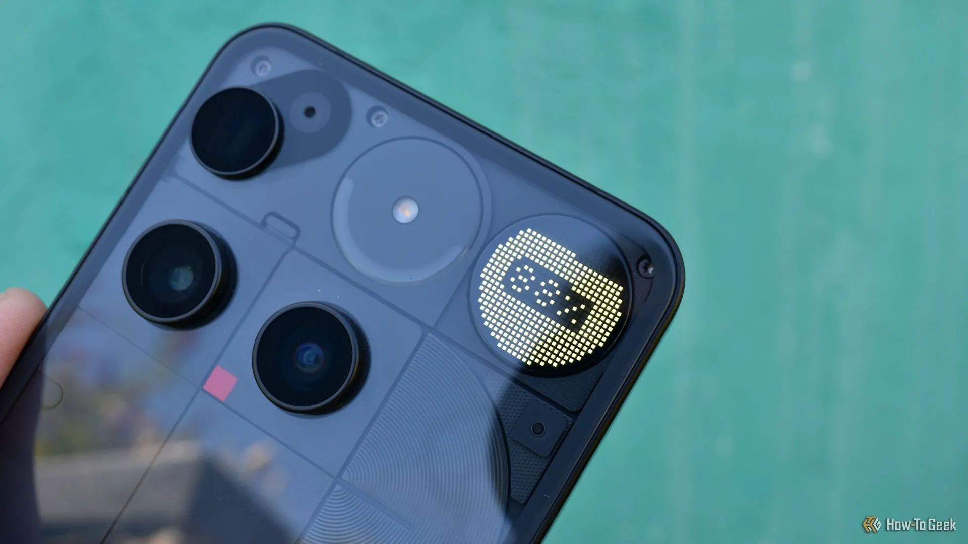 Mặt lưng Nothing Phone (3) với Glyph Matrix hiển thị phần trăm pin sạc
