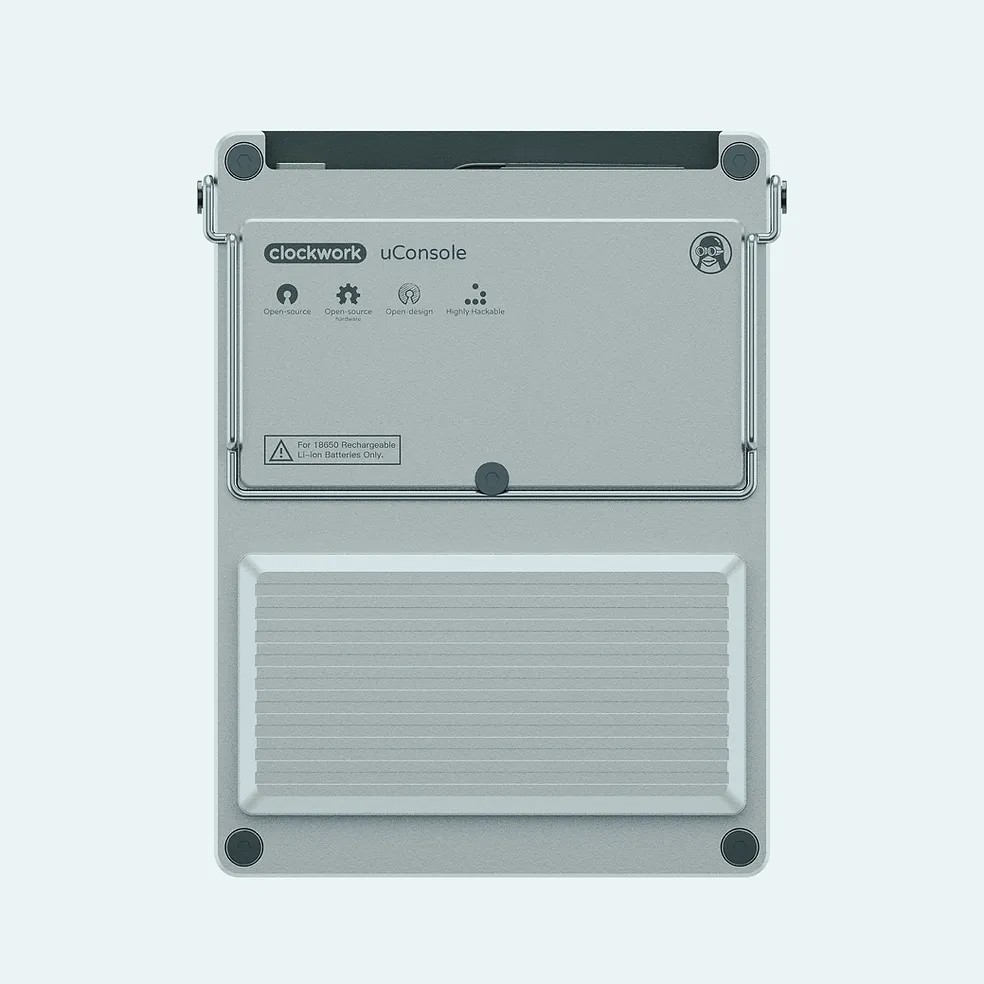 Mặt sau của thiết bị ClockworkPi uConsole, cho thấy các chi tiết vỏ và cổng kết nối.