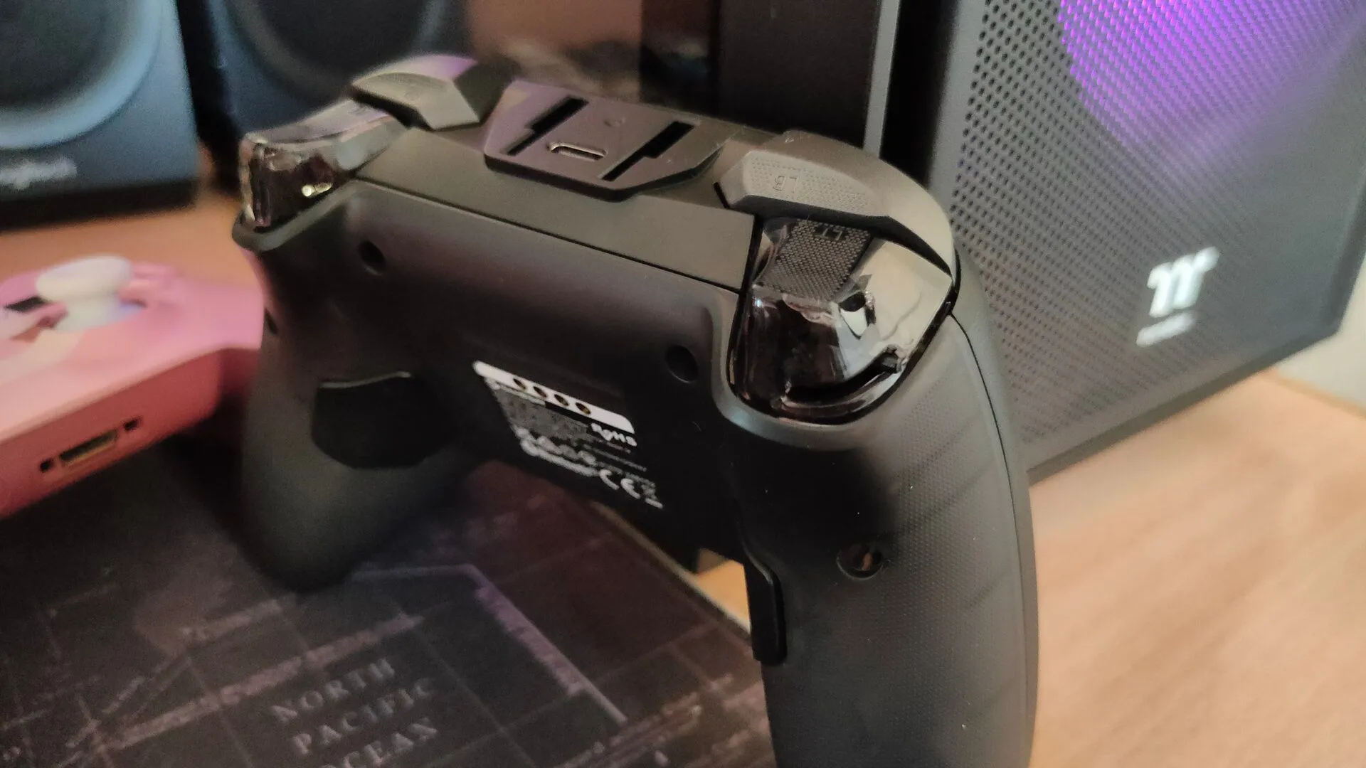 Mặt sau tay cầm GameSir Cyclone 2 hiển thị công tắc chuyển đổi chế độ cò và các nút lập trình.