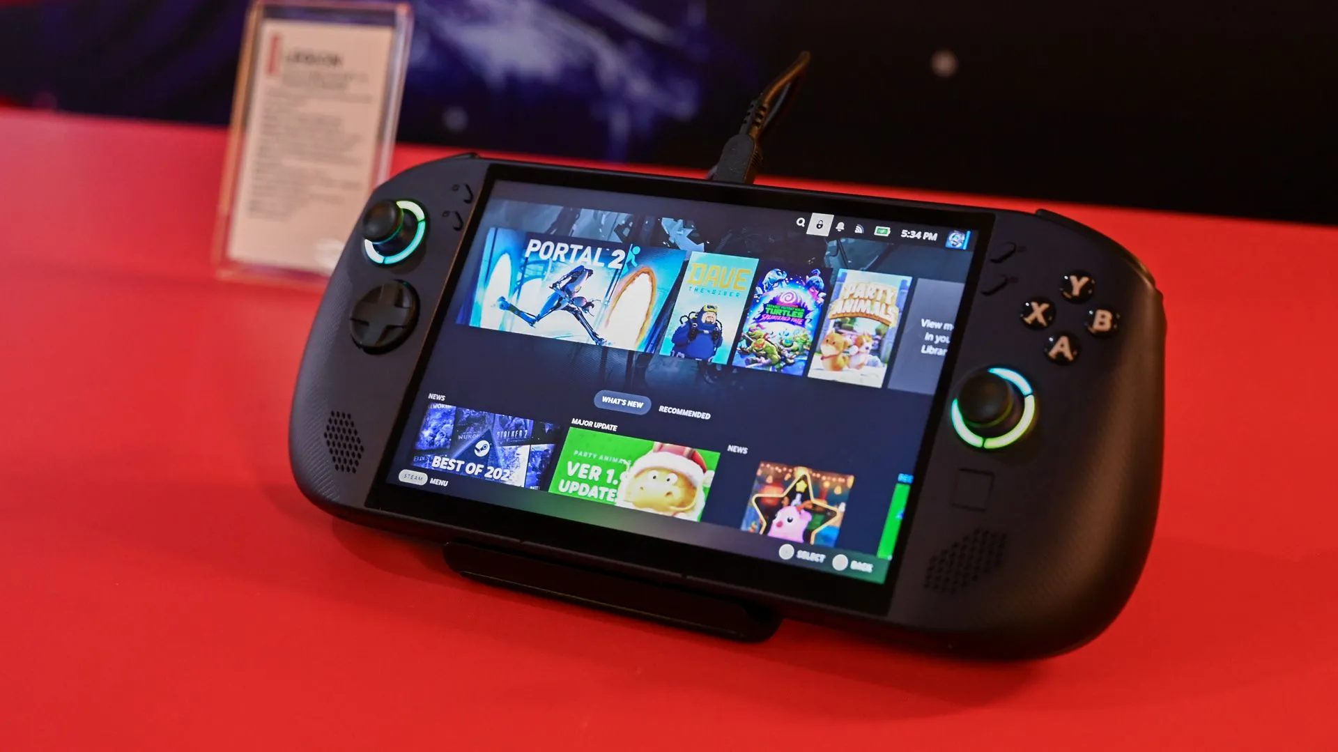 Mẫu máy chơi game cầm tay Lenovo Legion Go S chạy SteamOS được trưng bày tại sự kiện CES 2025, thể hiện sự phát triển của các thiết bị handheld PC gaming.