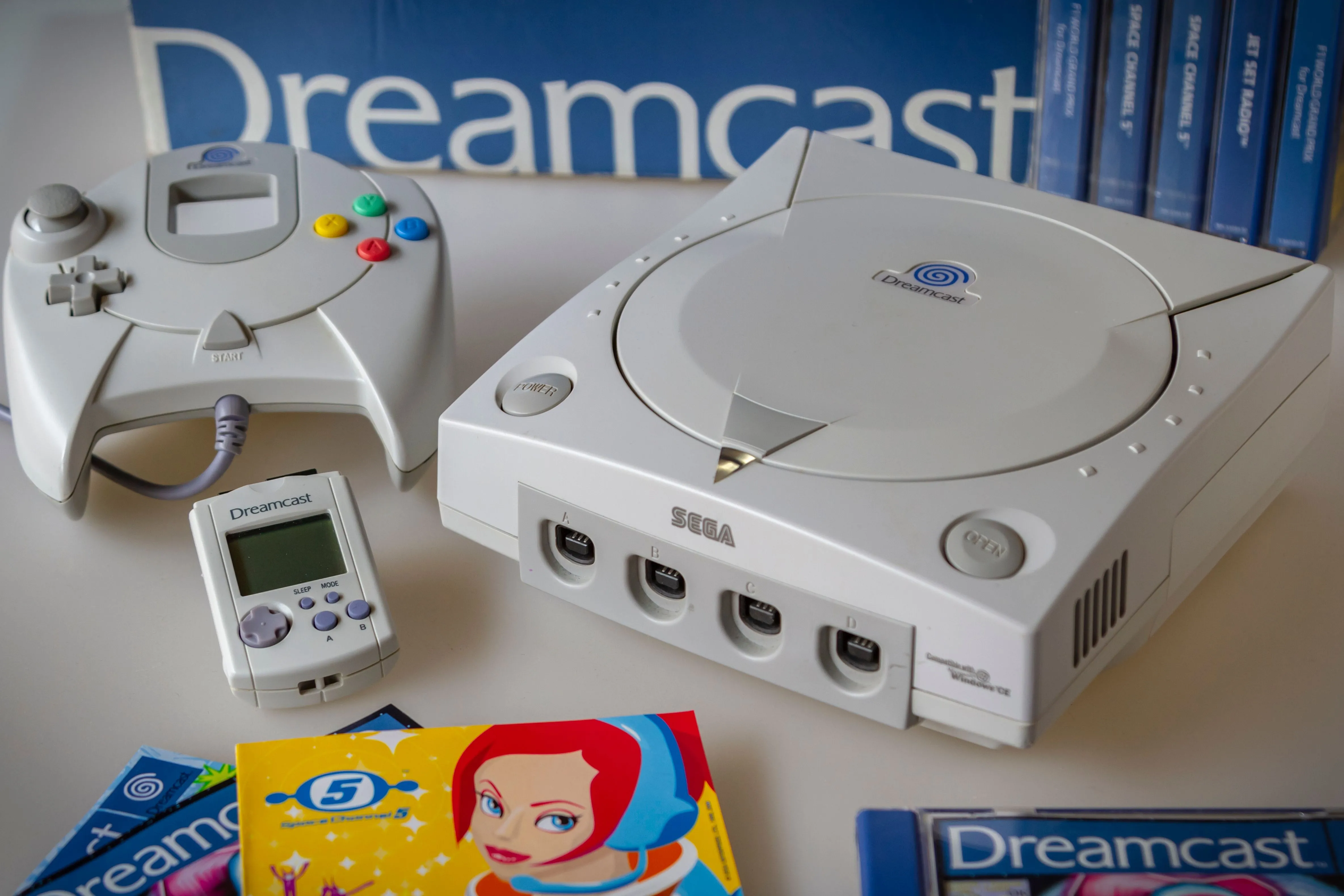 Máy console Sega Dreamcast với tay cầm, ví dụ về hãng game chuyển từ phần cứng sang phần mềm.