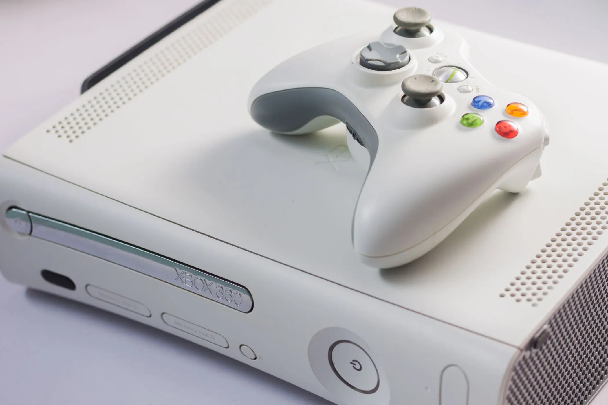 Máy console Xbox 360 màu trắng với tay cầm điều khiển