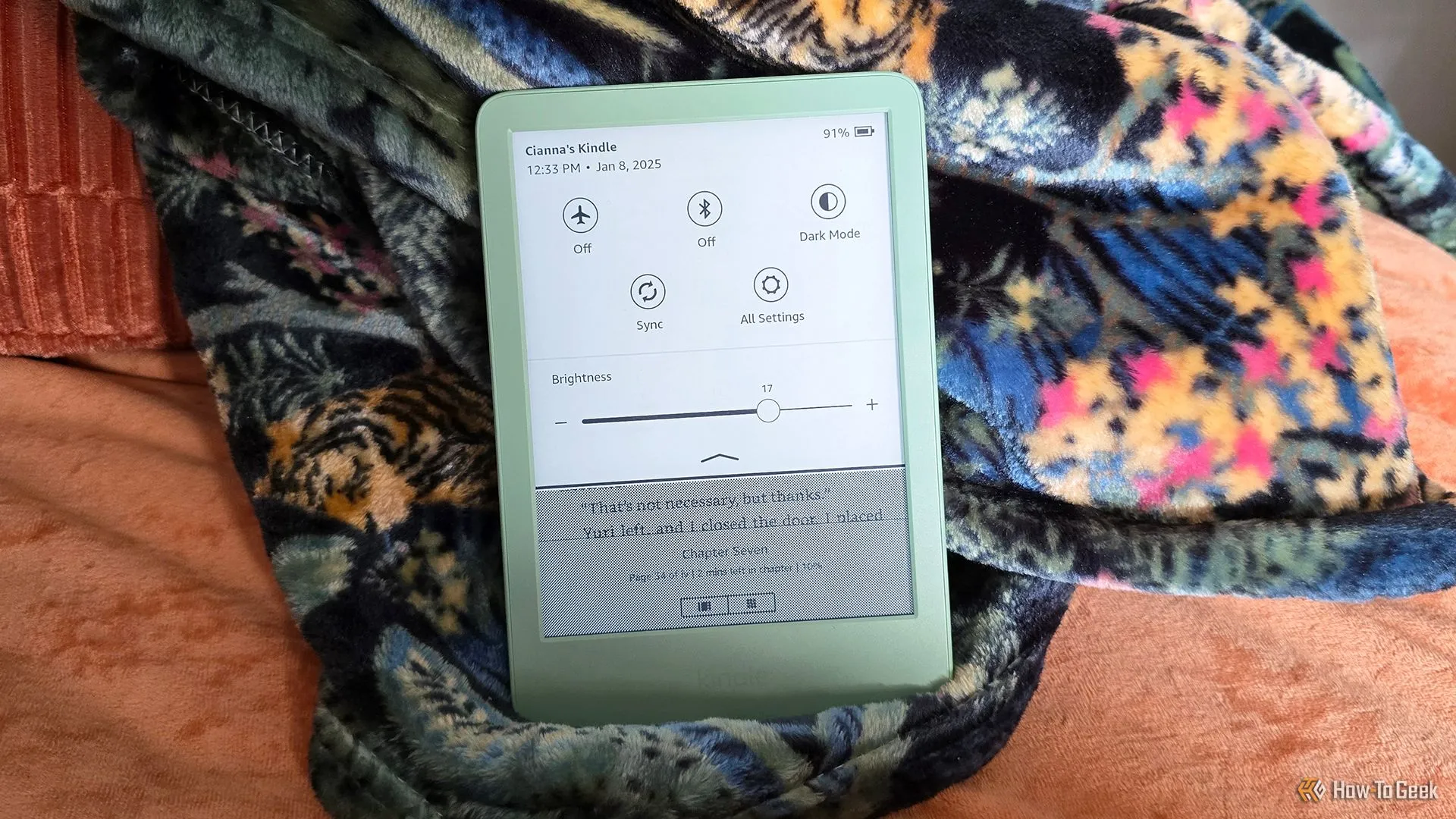 Máy đọc sách Amazon Kindle thế hệ 11 (2024) hiển thị menu thả xuống