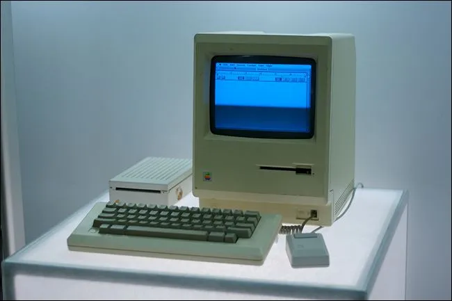 Máy Macintosh đời đầu màu đơn sắc
