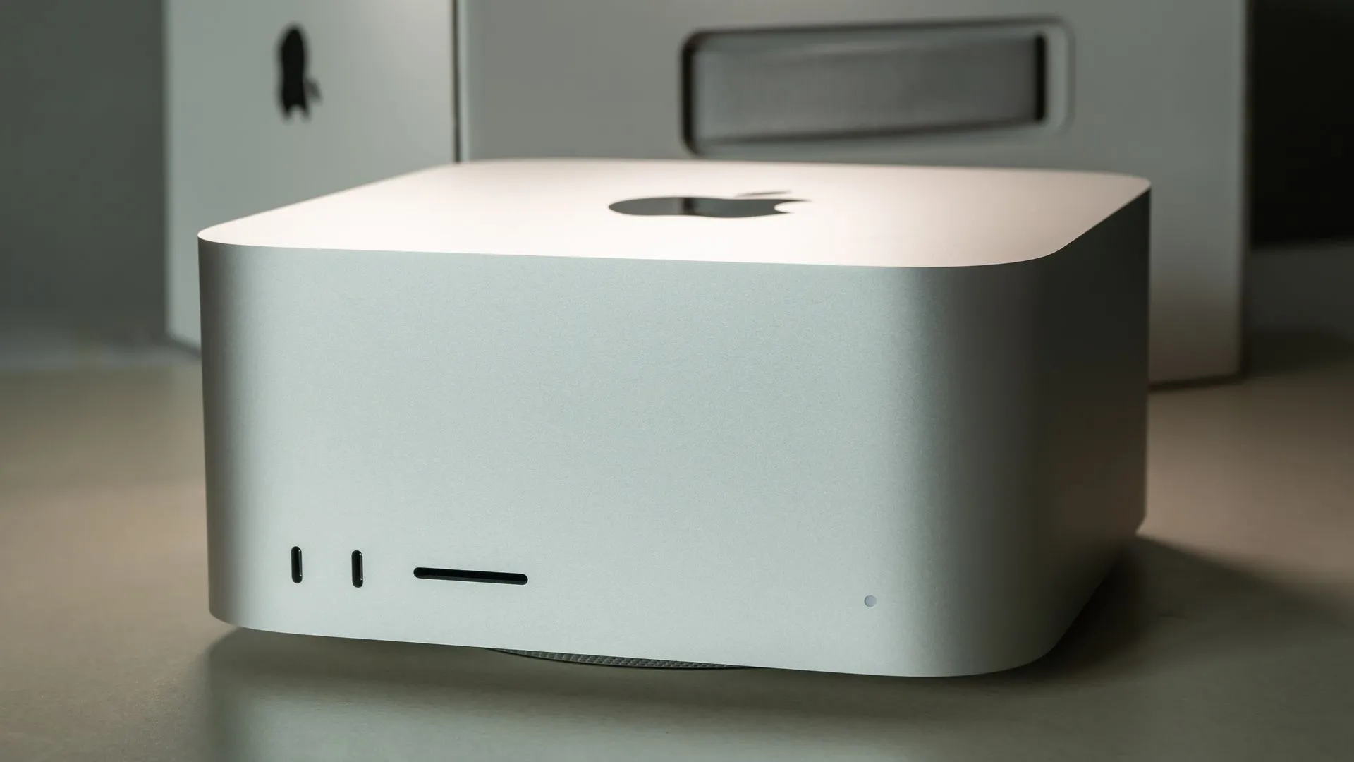 Máy tính Apple Mac Studio trên bàn làm việc, thể hiện thiết kế mạnh mẽ và khả năng tản nhiệt vượt trội cho cấu hình chơi game cao cấp.
