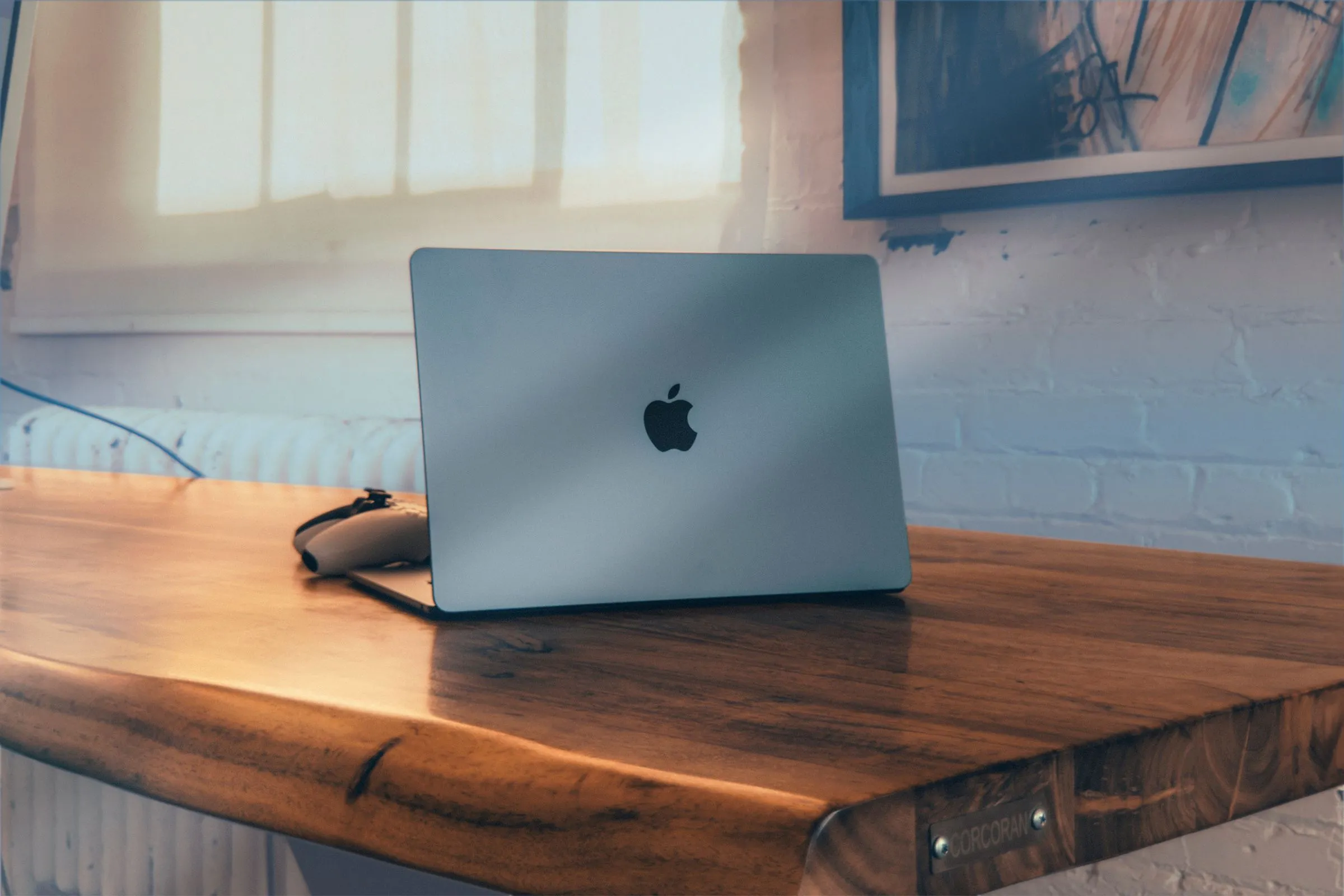 Máy tính MacBook Air đặt trên bàn gỗ, biểu tượng cho giải pháp thay thế hiệu quả cho người dùng Windows gặp vấn đề.
