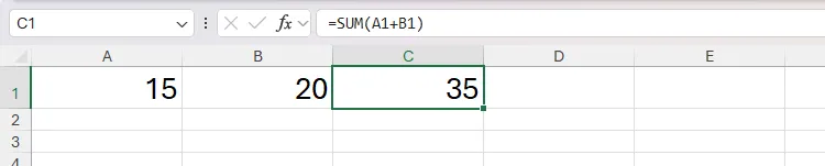 Một bảng tính Excel hiển thị công thức SUM trong ô C1 và trên thanh công thức, minh họa cách Excel hiển thị kết quả và công thức.