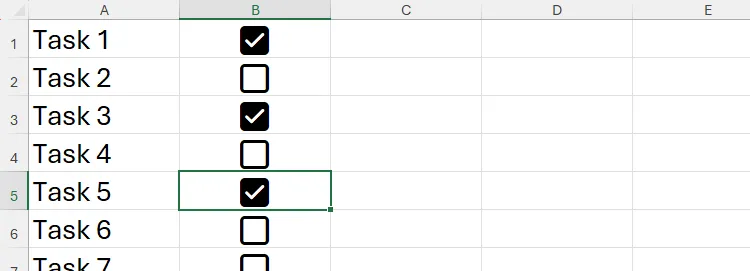 Một bảng tính Excel với danh sách các nhiệm vụ ở cột A và các ô kiểm (checkboxes) ở cột B, minh họa cách sử dụng Spacebar để tích/bỏ tích nhanh chóng.