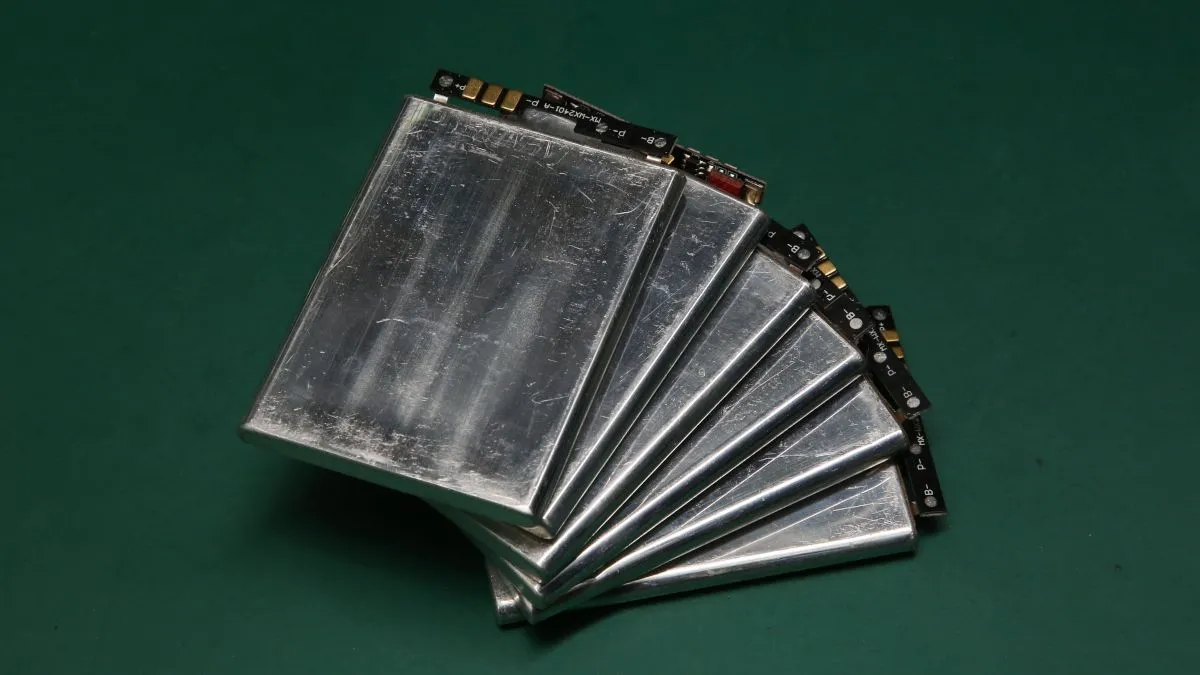 Một bộ pin lithium-ion được sắp xếp tỏa tròn trên bề mặt, thể hiện sự đa dạng và số lượng của các loại pin này.