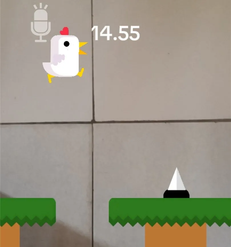 Một chú gà đang bay vượt chướng ngại vật trong game Scream Chicken trên TikTok, điều khiển bằng âm thanh