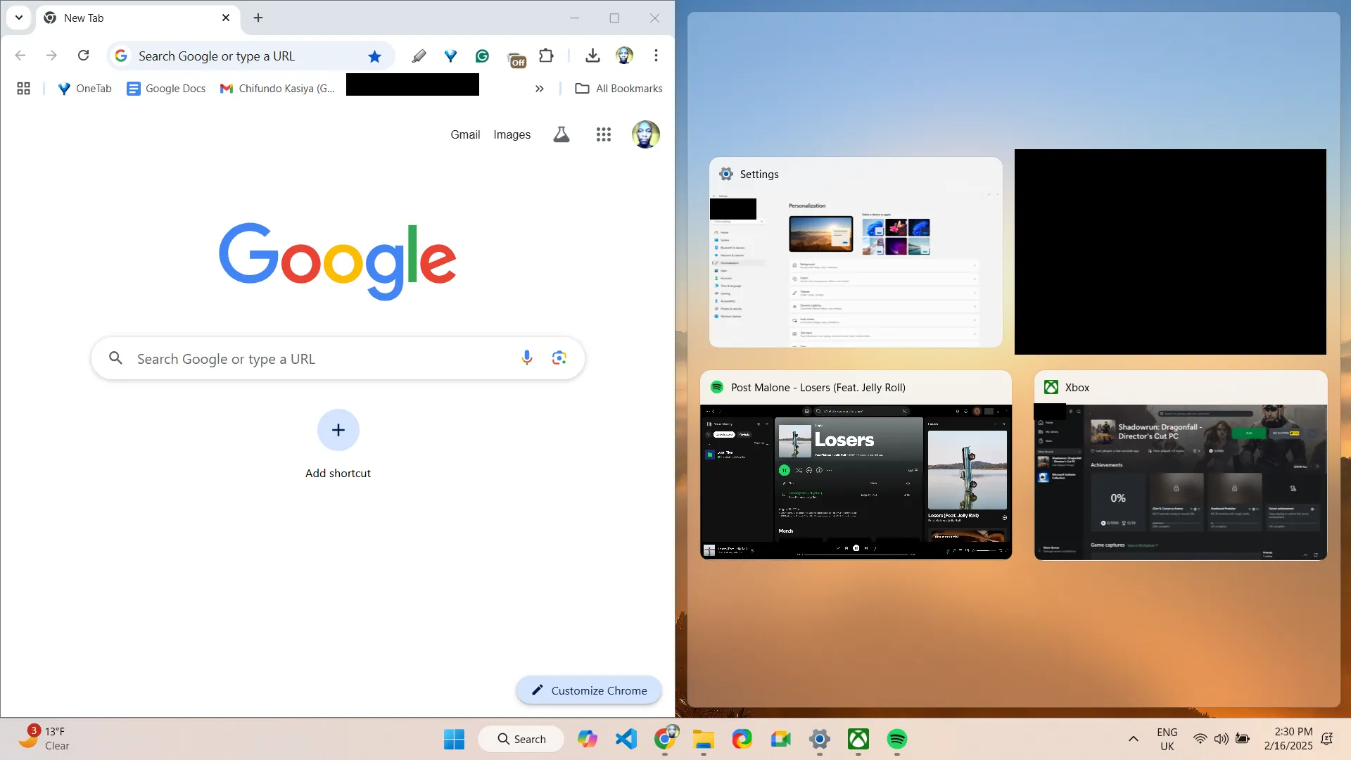 Một cửa sổ ứng dụng được ghim sang phía bên trái màn hình trong Windows 11.