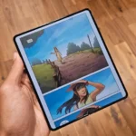 Một cuốn tiểu thuyết đồ họa hiển thị trên màn hình gập của Samsung Galaxy Z Fold 5, minh họa việc đọc nội dung kỹ thuật số.