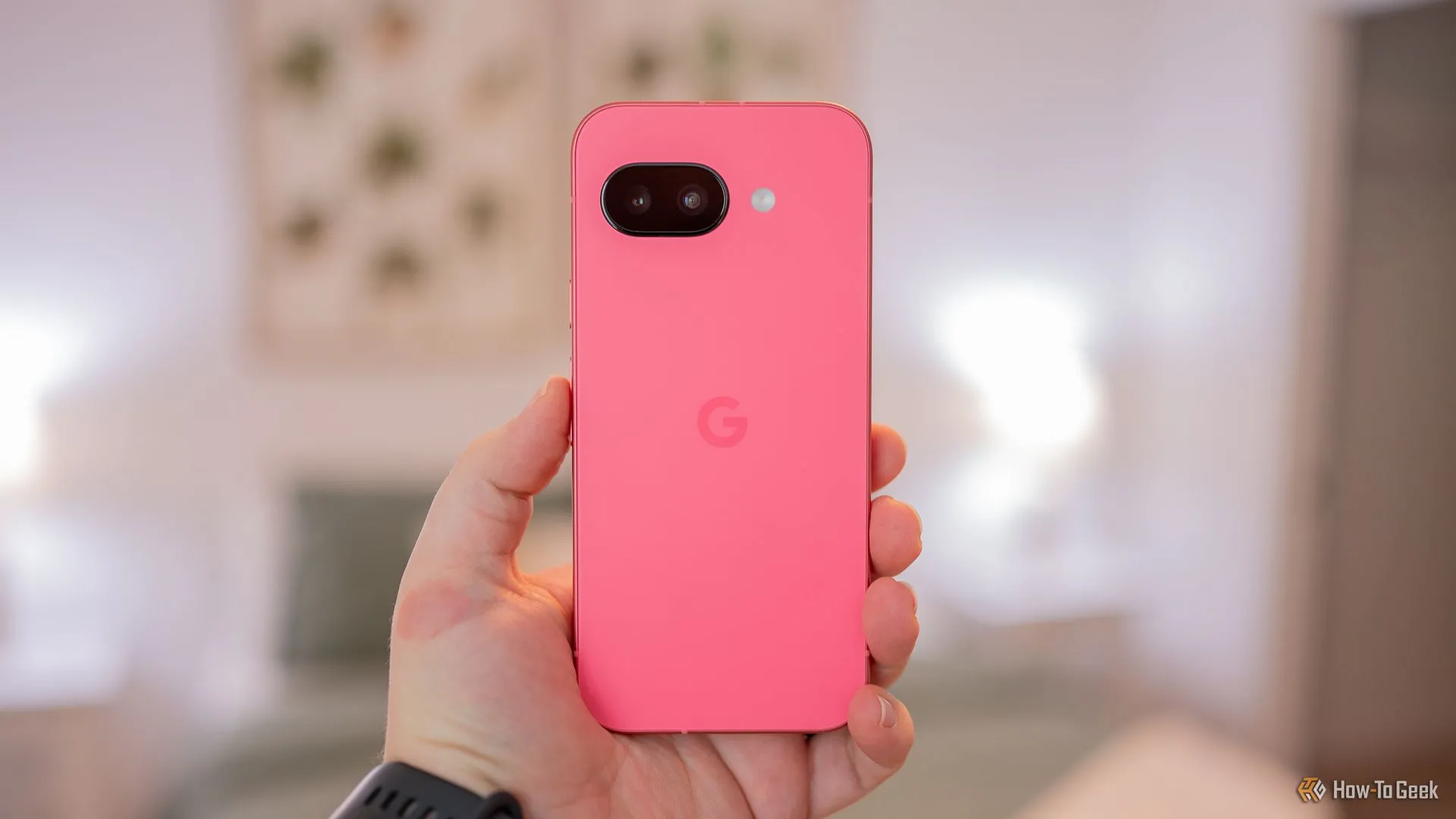 Một người đang cầm Google Pixel 9a hiển thị mặt lưng của điện thoại
