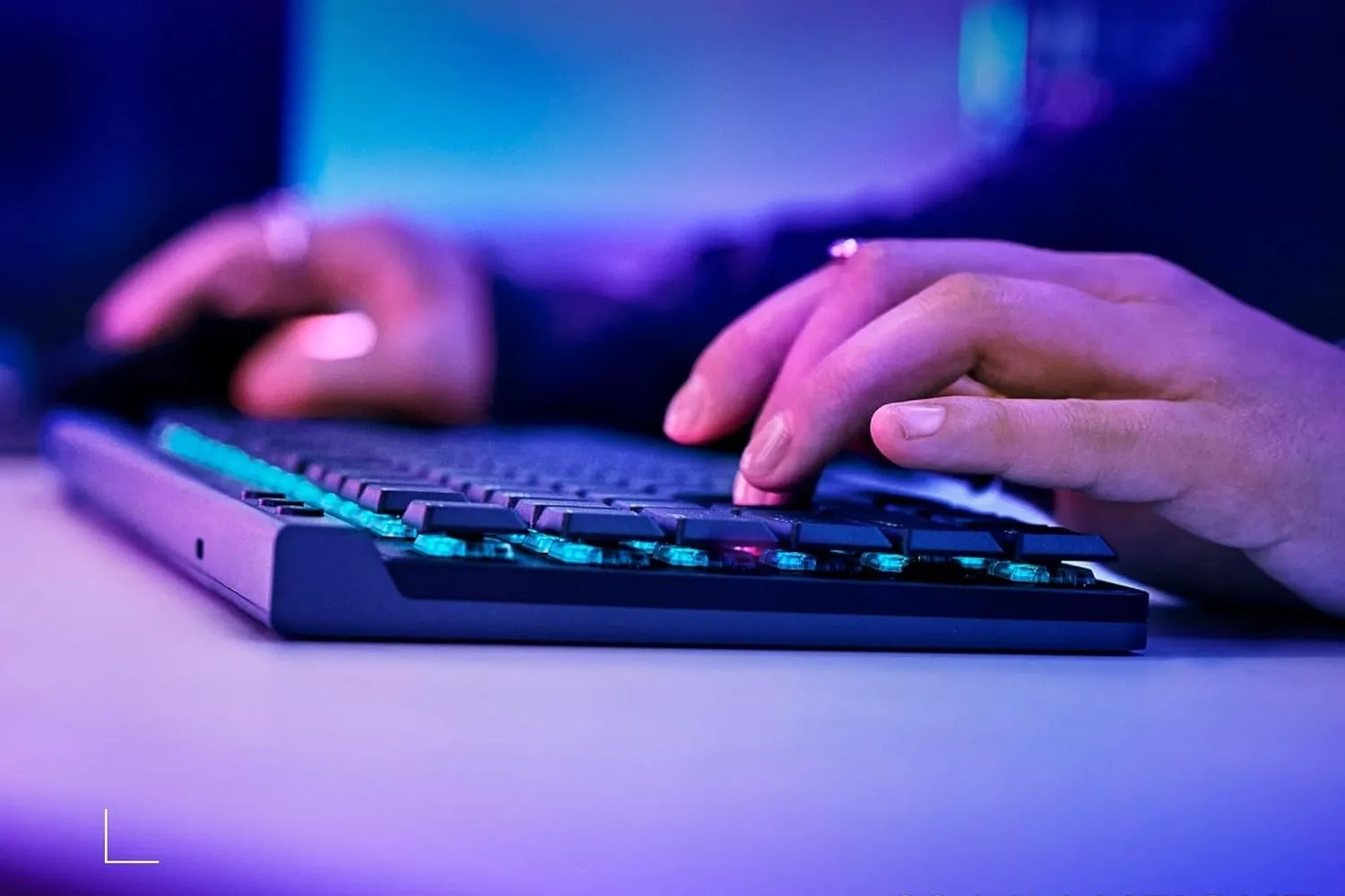 Một người đang gõ trên bàn phím Logitech G515 Lightspeed TKL, thể hiện sự thoải mái và thiết kế tối ưu cho trải nghiệm gõ phím mượt mà.