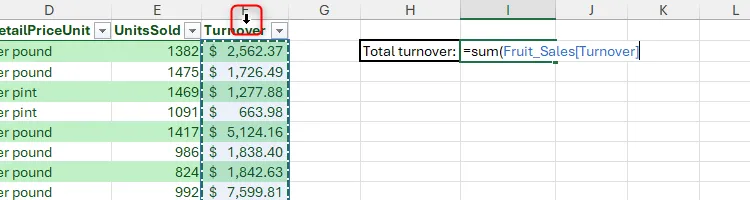 Mũi tên chỉ xuống trong Excel được nhấp để chọn toàn bộ nội dung của một cột trong bảng định dạng, tạo tham chiếu cấu trúc.
