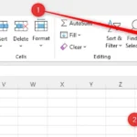 Mũi tên xuống trên thanh Ribbon của Excel hiển thị tùy chọn "Show Quick Access Toolbar" để bật QAT.