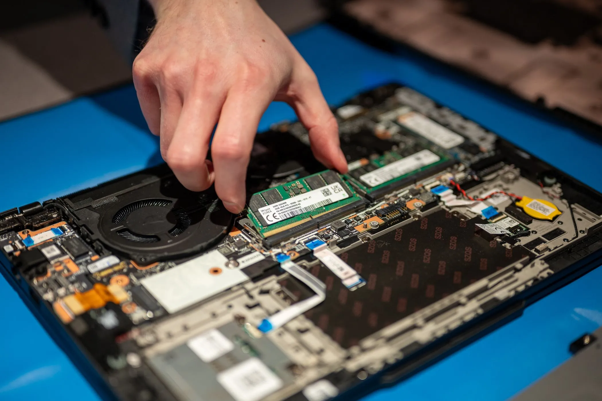 Nâng cấp RAM và SSD trên laptop cũ để cải thiện tốc độ và hiệu năng
