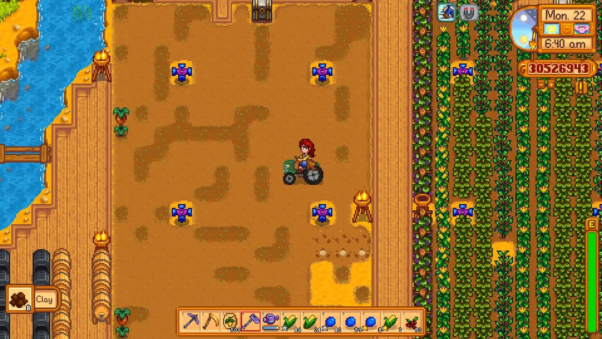 Người chơi điều khiển máy kéo trên nông trại ở Đảo Gừng trong Stardew Valley, thể hiện hiệu quả của Tractor Mod.