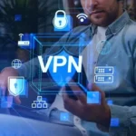 Người đàn ông sử dụng điện thoại kết nối internet thông qua VPN để bảo vệ quyền riêng tư cá nhân.