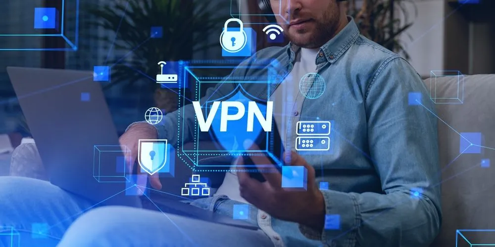 Người đàn ông sử dụng điện thoại kết nối internet thông qua VPN để bảo vệ quyền riêng tư cá nhân.