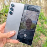 Người dùng chụp ảnh selfie bằng camera sau của Galaxy Z Fold 6, tận dụng màn hình phụ để xem trước hình ảnh.