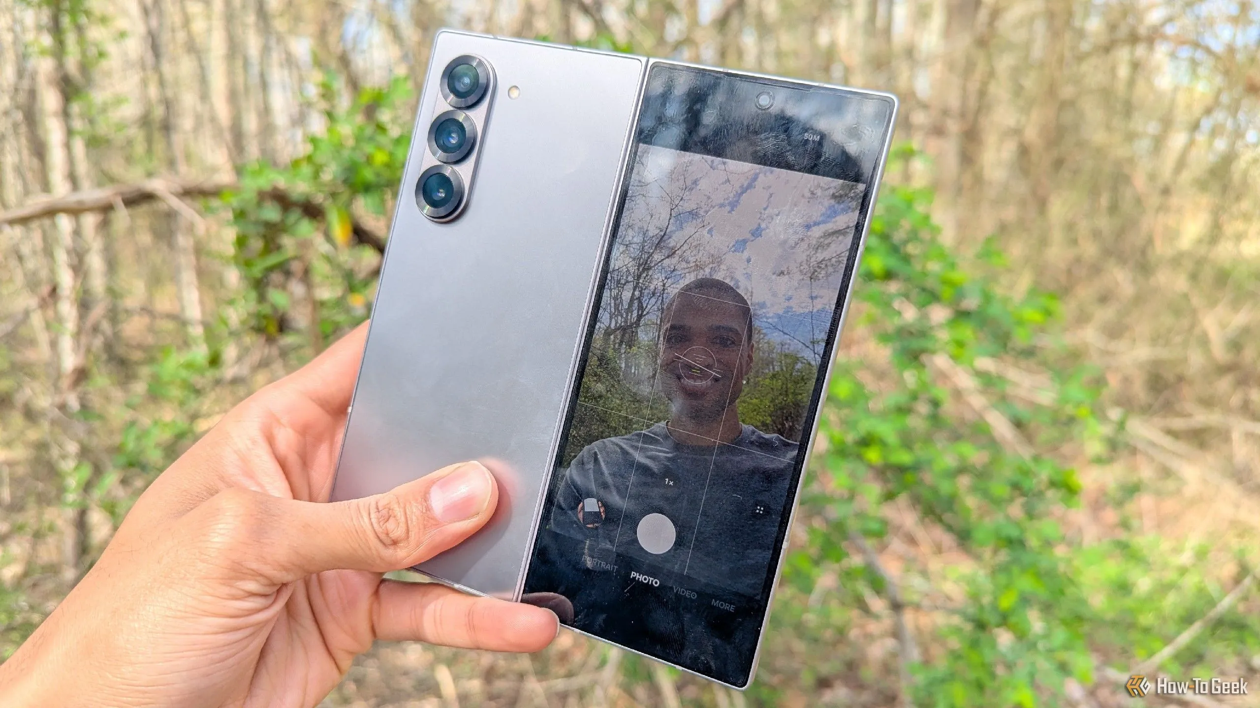 Người dùng chụp ảnh selfie bằng camera sau của Galaxy Z Fold 6, tận dụng màn hình phụ để xem trước hình ảnh.