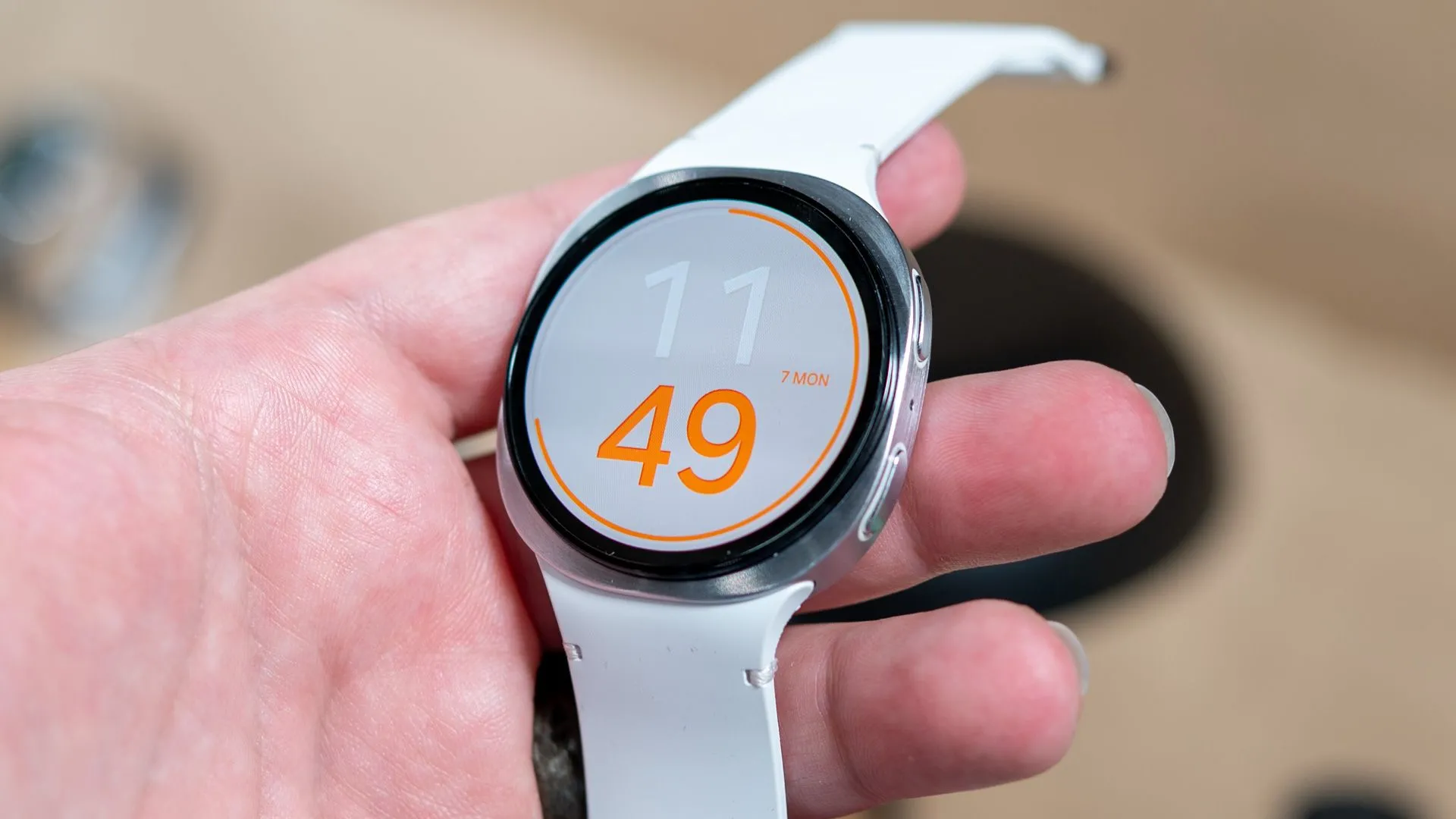 Người dùng đang cầm Galaxy Watch 8, minh họa thời lượng pin dài hơn so với đối thủ Pixel Watch 3.