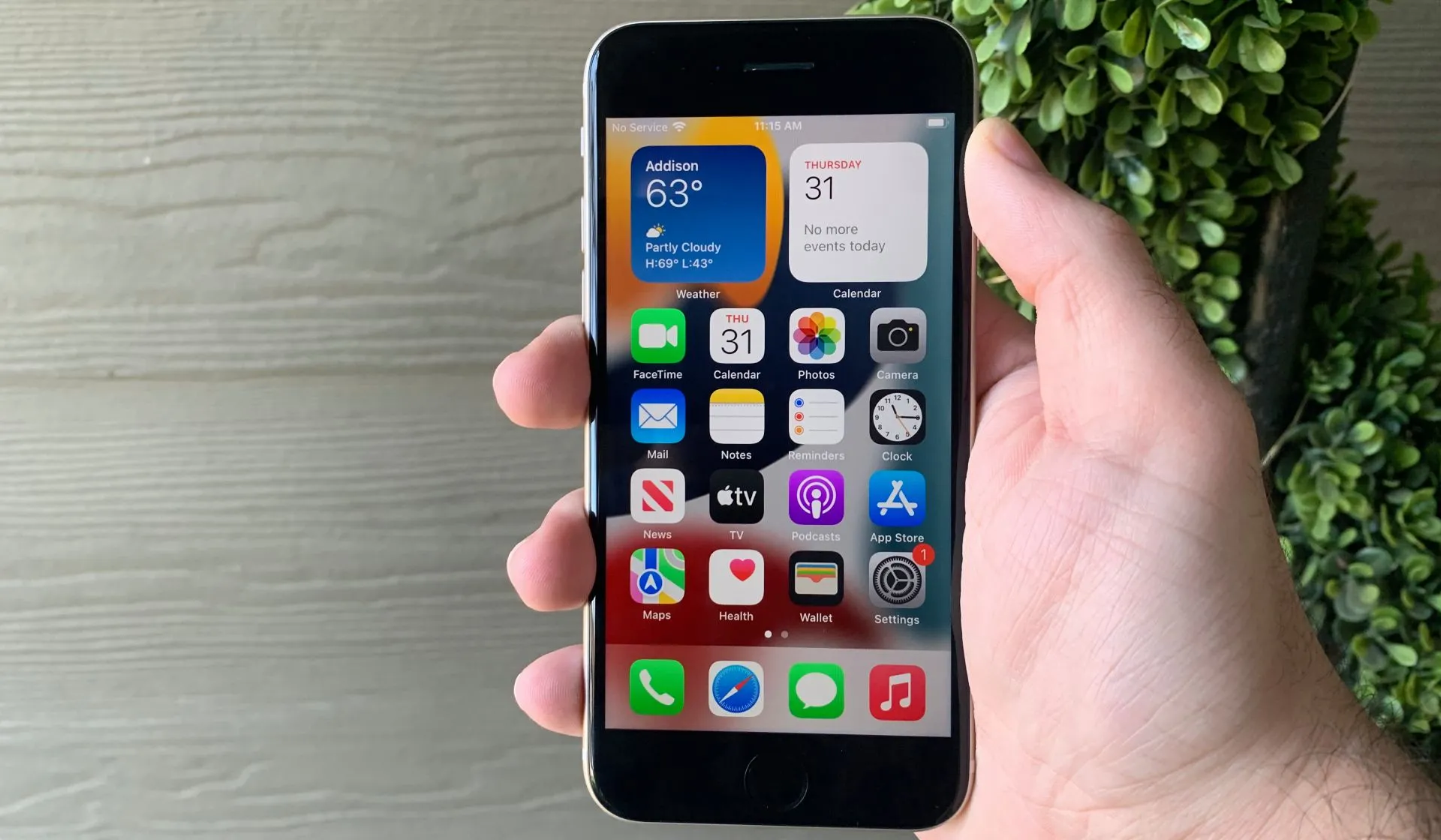 Người dùng đang cầm iPhone SE 2022, minh họa thiết kế nhỏ gọn