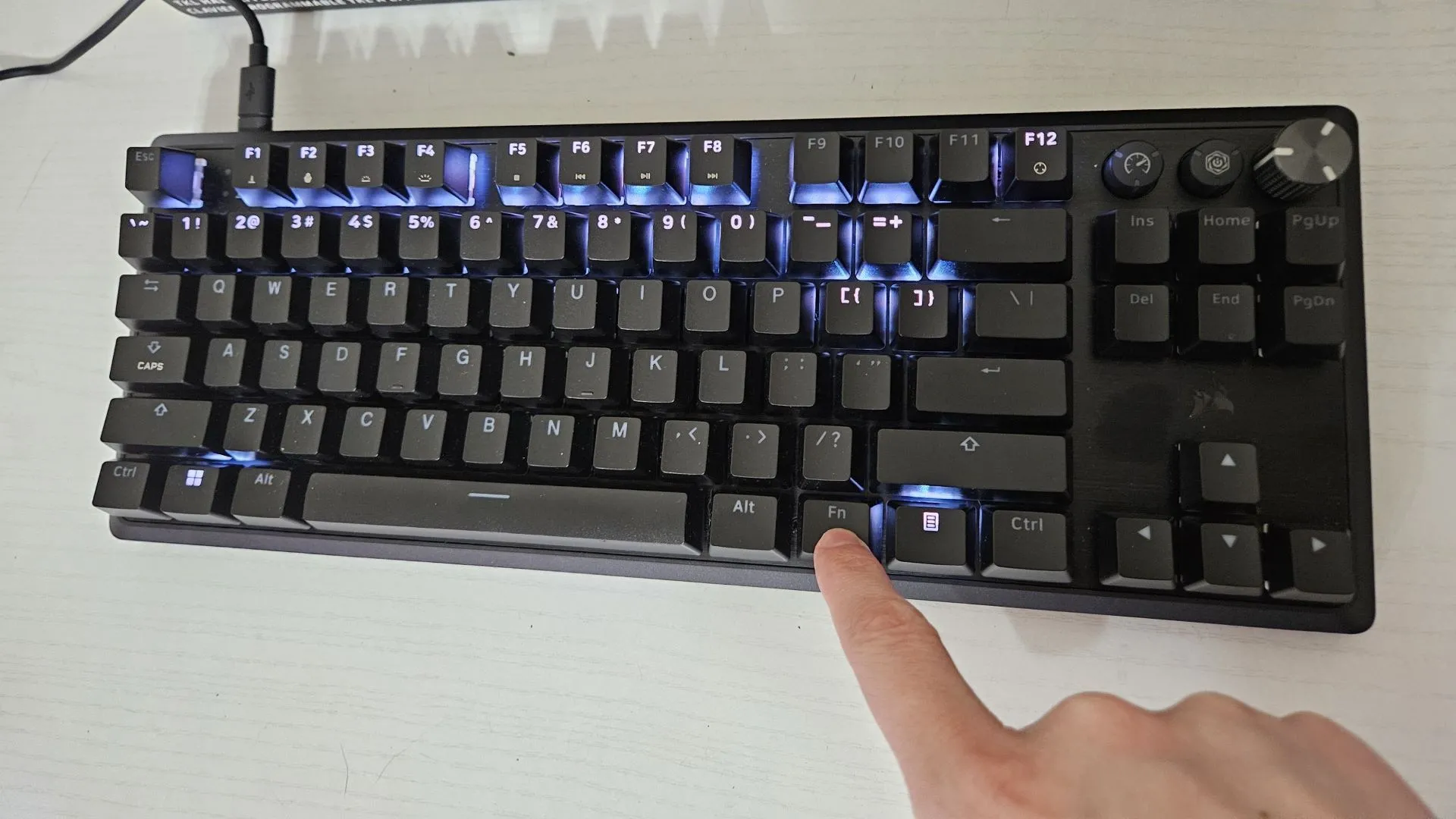 Người dùng đang nhấn giữ phím FN trên bàn phím gaming Corsair K70 PRO TKL để hiển thị các chức năng phụ