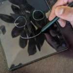 Người dùng đang phác thảo hoặc ghi chú trên Samsung Galaxy Z Fold 5 bằng bút S Pen, thể hiện khả năng sáng tạo của điện thoại gập.