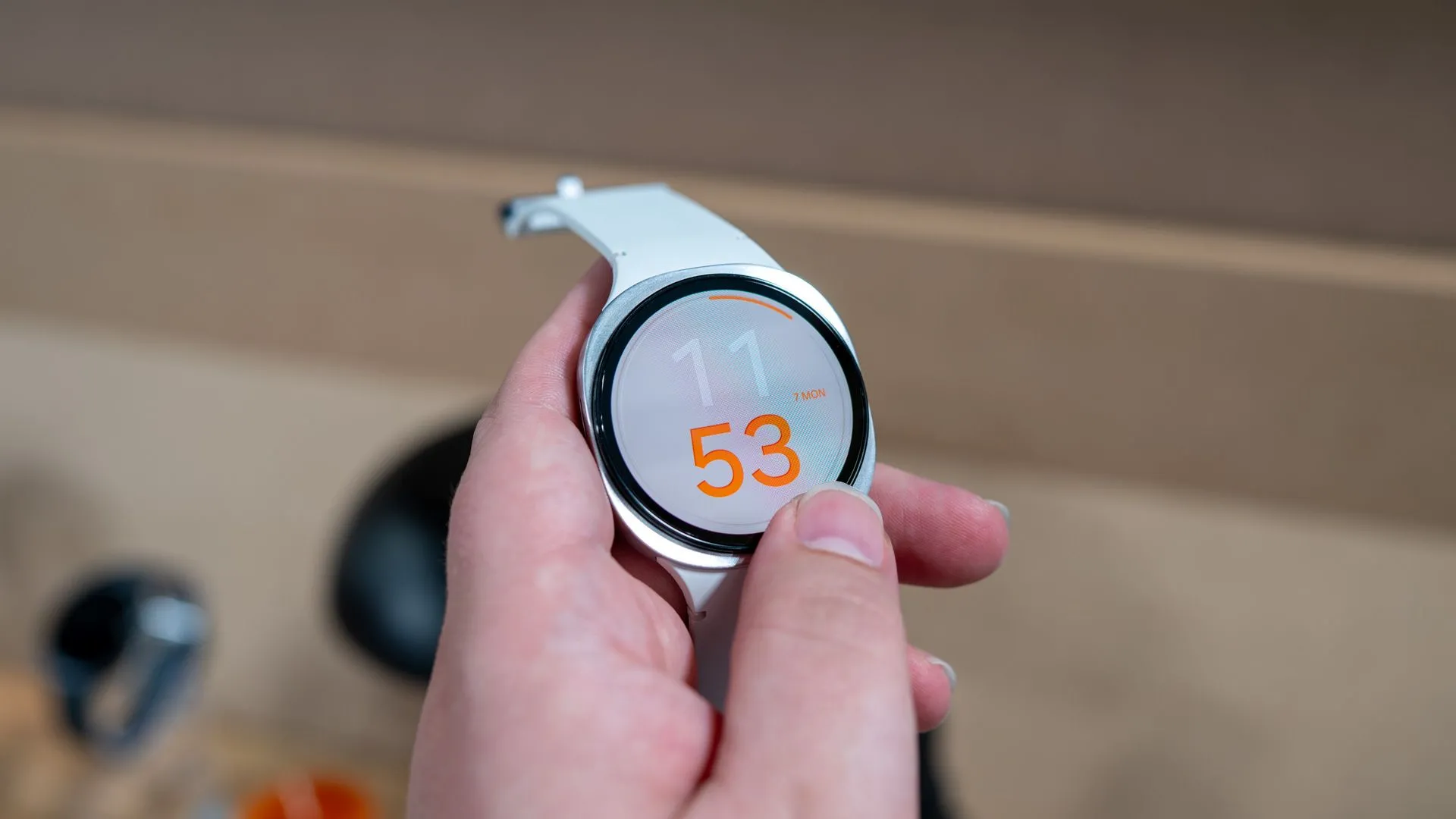 Người dùng thao tác với vòng xoay bezel kỹ thuật số trên Galaxy Watch 8, làm nổi bật thiết kế squircle của đồng hồ.