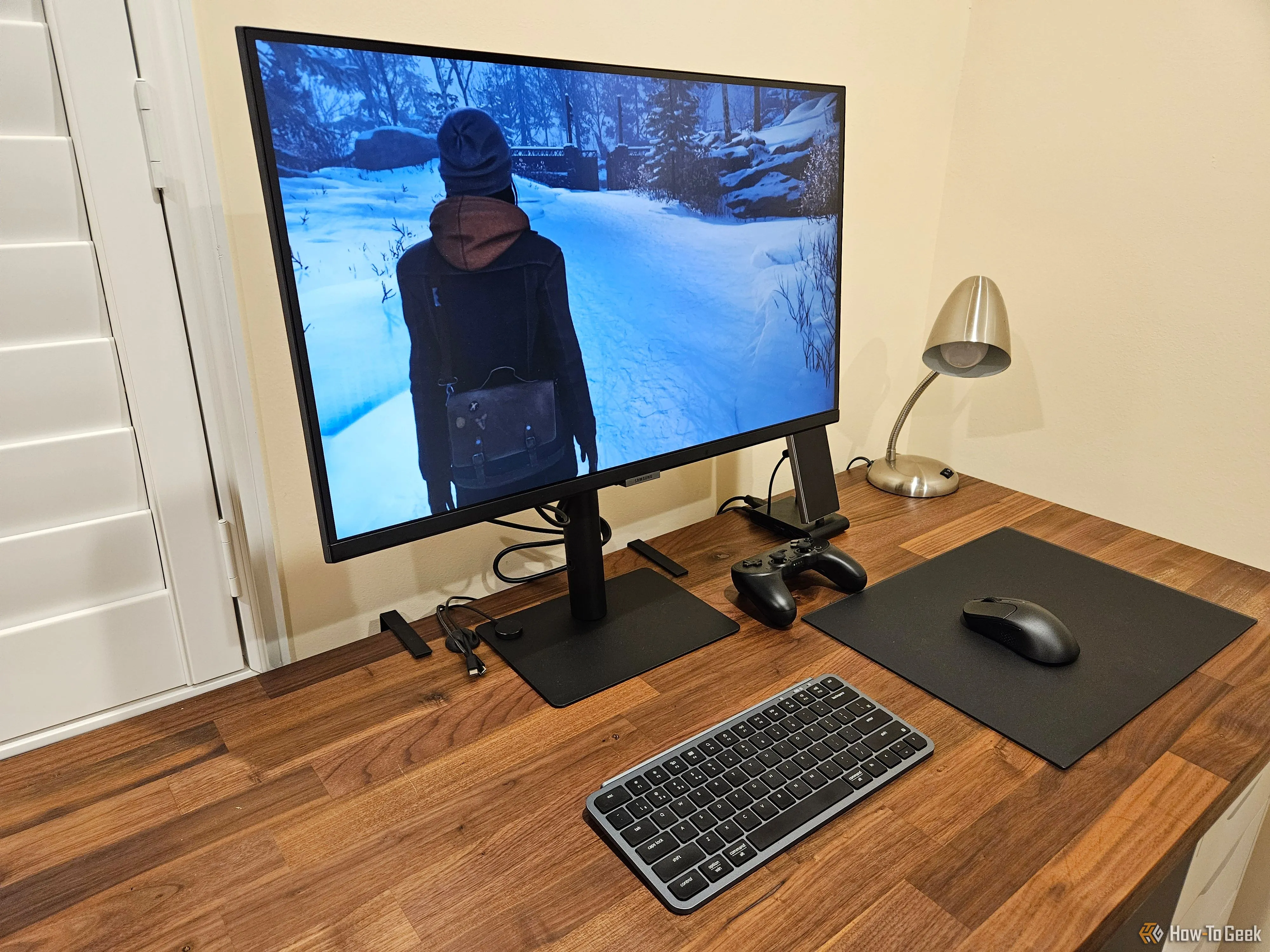 Người dùng trải nghiệm chơi game Life Is Strange Double Exposure trên màn hình lớn qua Samsung DeX với Galaxy Z Fold 6 và GeForce NOW.
