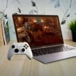 Người dùng trải nghiệm chơi game trên MacBook Air với tay cầm Xbox, thể hiện khả năng gaming cơ bản của Mac
