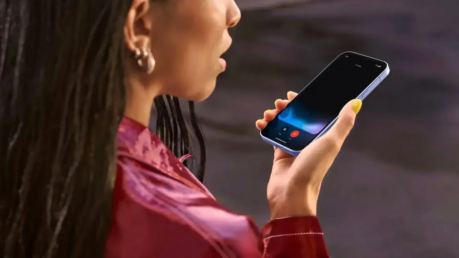Người phụ nữ đang sử dụng điện thoại Google Pixel 9a và nói chuyện với nó