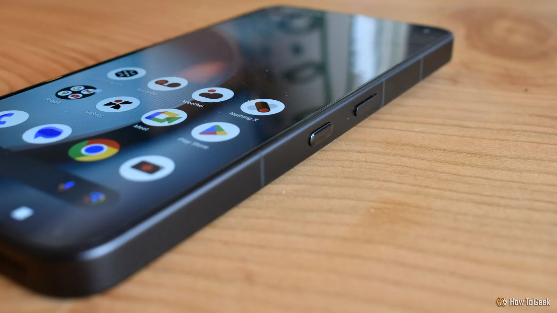 Nút vật lý Essential trên cạnh bên của Nothing Phone (3), dùng để truy cập Essential Space