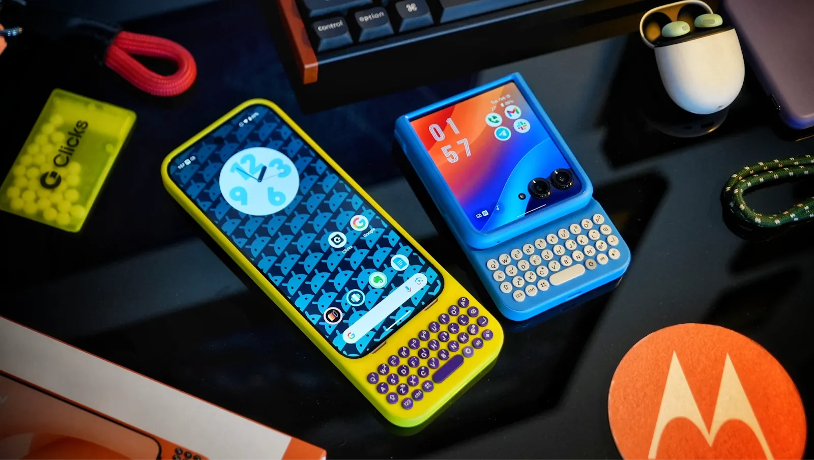 Ốp lưng bàn phím vật lý Clicks Keyboard Case trên Google Pixel và Motorola Razr+