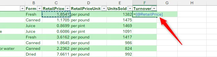 Phần đầu của tham chiếu cấu trúc `[@RetailPrice]` với dấu ngoặc vuông trong công thức Excel, hiển thị cách tham chiếu tiêu đề cột.