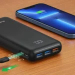 Pin sạc dự phòng Charmast đang sạc điện thoại trên bàn, minh họa việc sử dụng thực tế của sạc dự phòng.