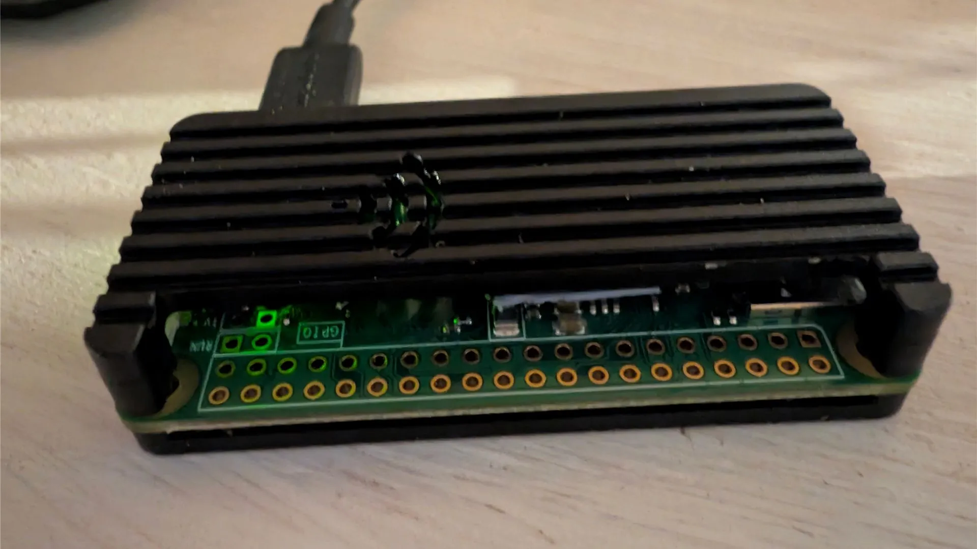 Raspberry Pi 0W trong một vỏ nhỏ.