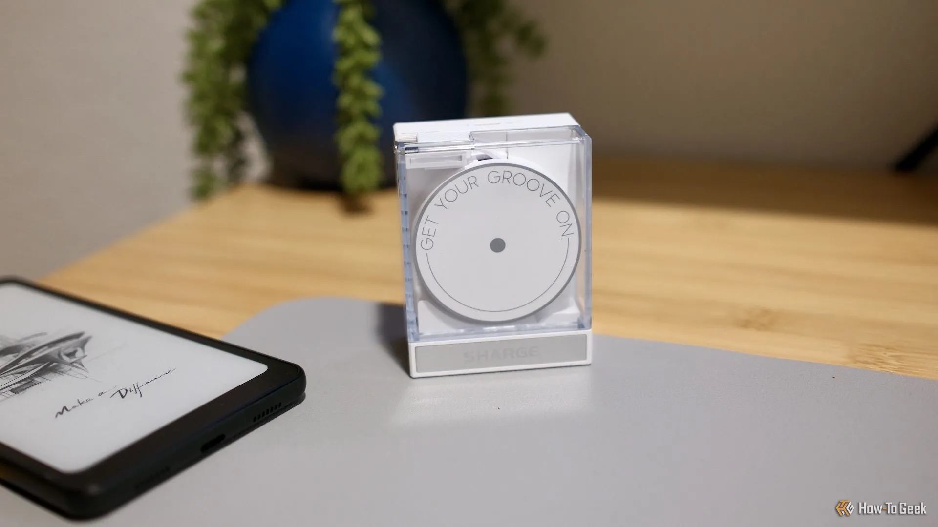 Sharge Ret retractable 65 sạc đồng thời hai thiết bị qua cáp tích hợp và cổng USB-C bổ sung