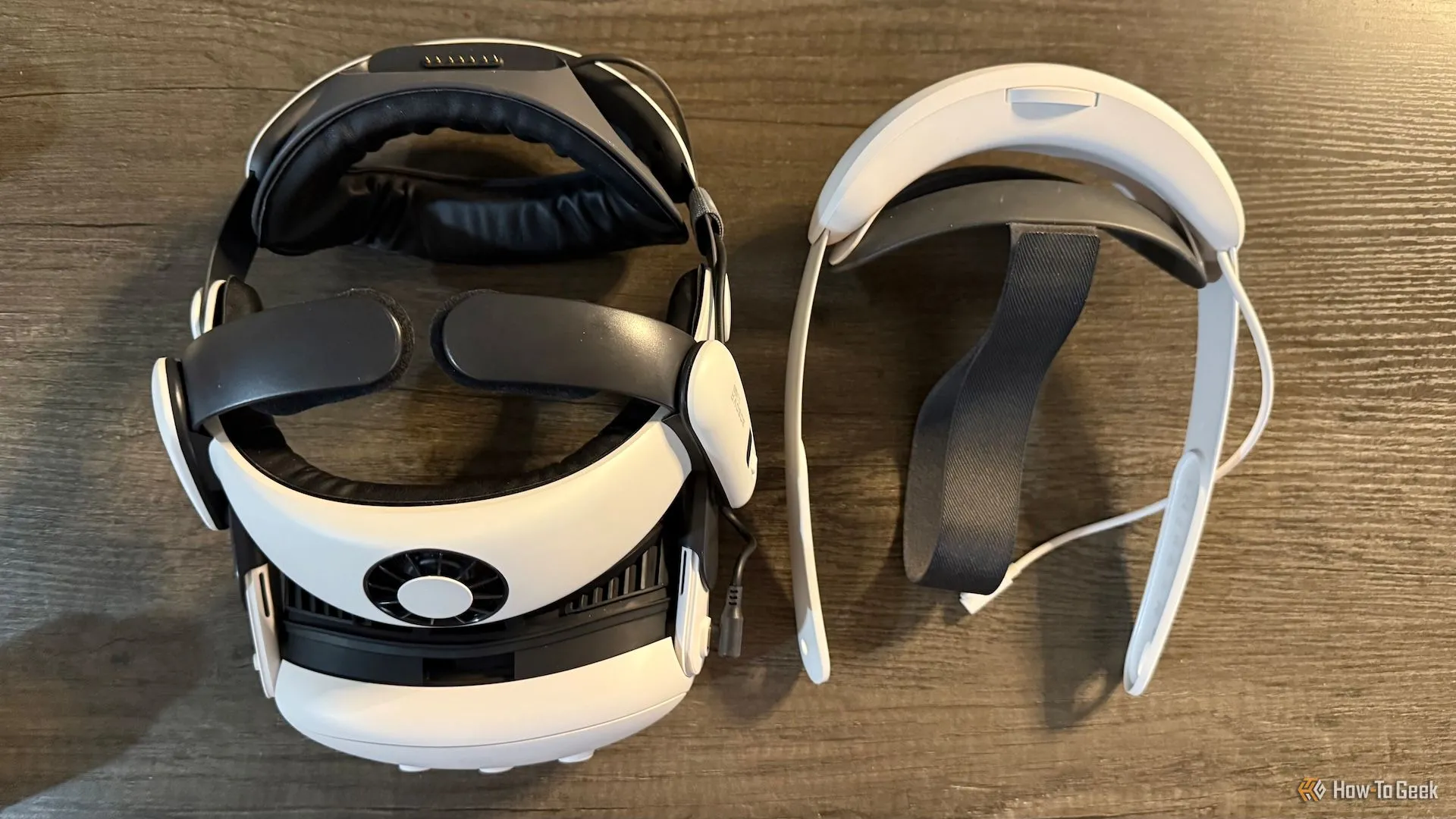 So sánh dây đeo Halo BOBOVR S3 Pro và Elite Strap có pin cho Meta Quest 3 trên bàn, giúp người dùng hình dung sự khác biệt