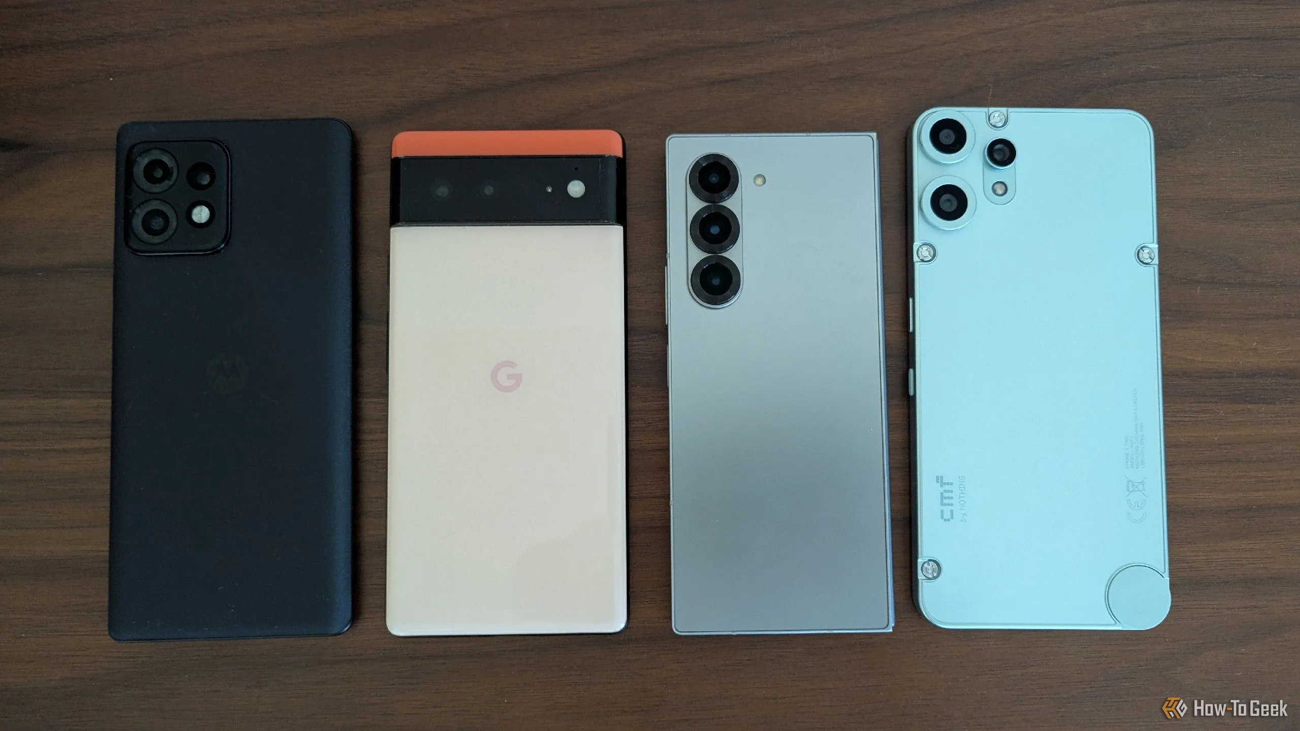 So sánh kích thước Galaxy Z Fold 6 (thứ ba từ trái) với Moto Edge+ 2023, Google Pixel 6 và CMF Phone 2 Pro, cho thấy sự nhỏ gọn của Z Fold 6 khi gập