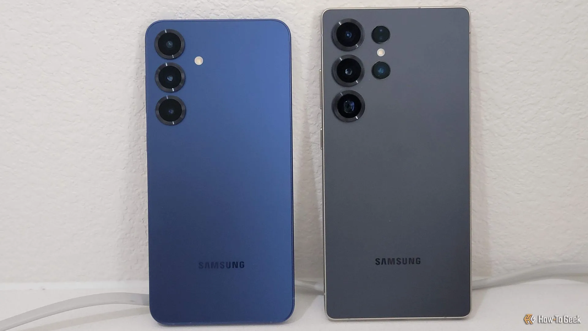 So sánh kích thước và thiết kế của Samsung Galaxy S25 Plus bên cạnh Galaxy S25 Ultra