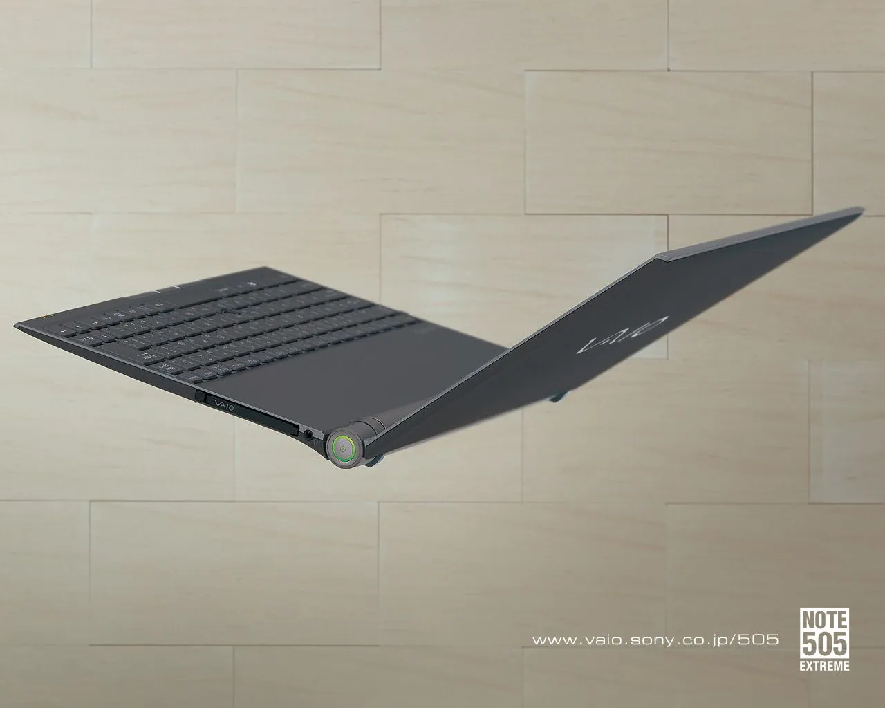 Sony VAIO PCG-X505 Extreme màu bạc nhìn từ bên cạnh, thể hiện thiết kế siêu mỏng của laptop