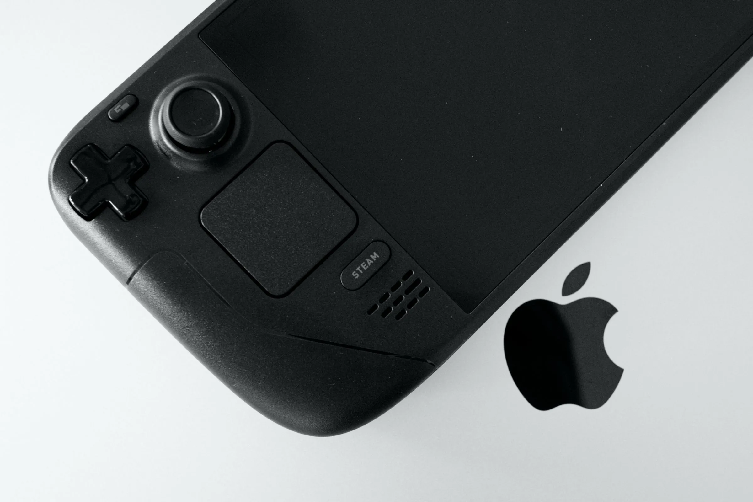 Steam Deck OLED trên MacBook Pro với màn hình hiển thị gameplay PS2