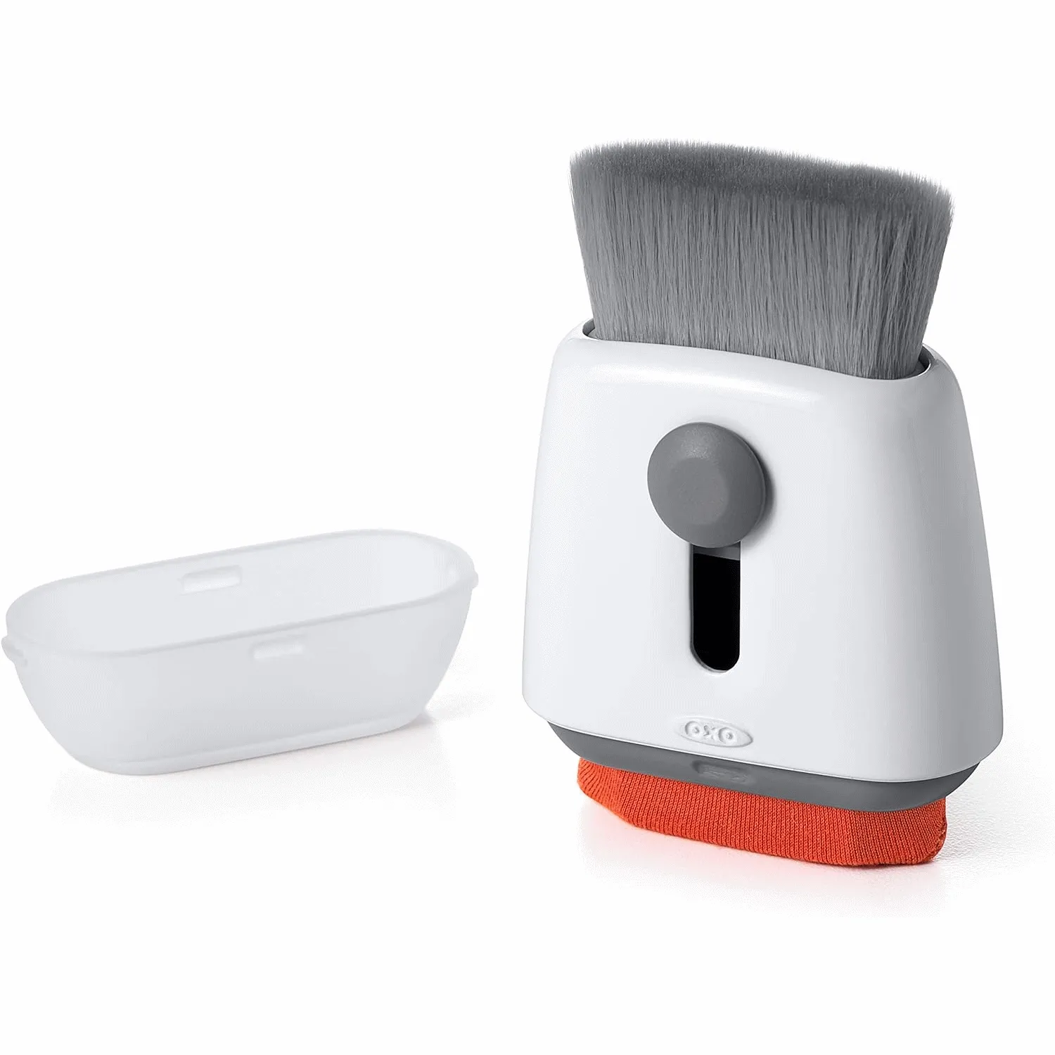 Sử dụng cọ OXO Good Grips Sweep &amp; Swipe để loại bỏ bụi bẩn và lông thú cưng khỏi khe phím bàn phím cơ.