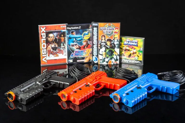 Súng điện tử Sinden Lightgun với ba biến thể màu sắc, cùng với hình ảnh các tựa game bắn súng cổ điển như Time Crisis II và The House of the Dead, biểu tượng cho sự hồi sinh của thể loại game light gun