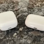 Tai nghe AirPods Pro màu trắng bên cạnh hộp sạc và tai nghe Sennheiser Accentum True Wireless, so sánh thiết kế và kích thước.
